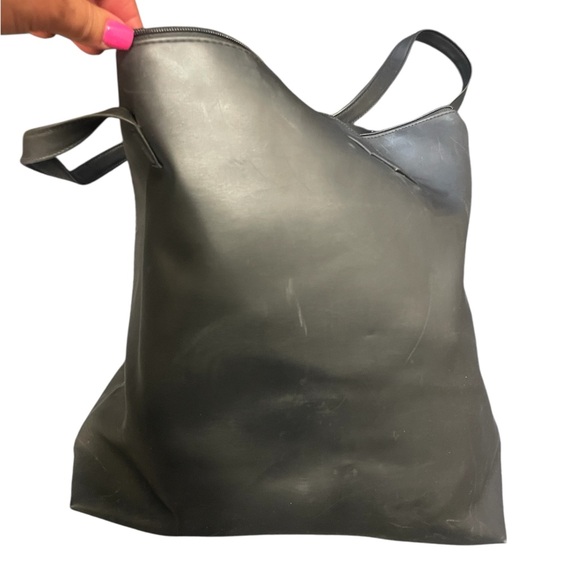 Saks Fifth Avenue Stylish Black Tote Bag - Picture 2 of 8